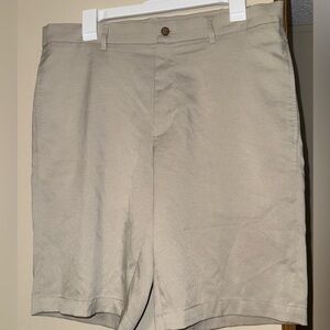 Walter Hagen Men's Beige Flat Front Shorts